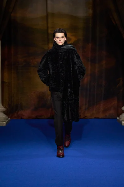 Look 18